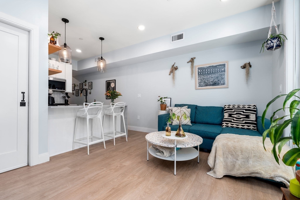 275-277 Border St, Boston, Massachusetts, 1 Bedroom Bedrooms, 3 Rooms Rooms,1 BathroomBathrooms,Residential Lease,For Rent,Border St,73544666