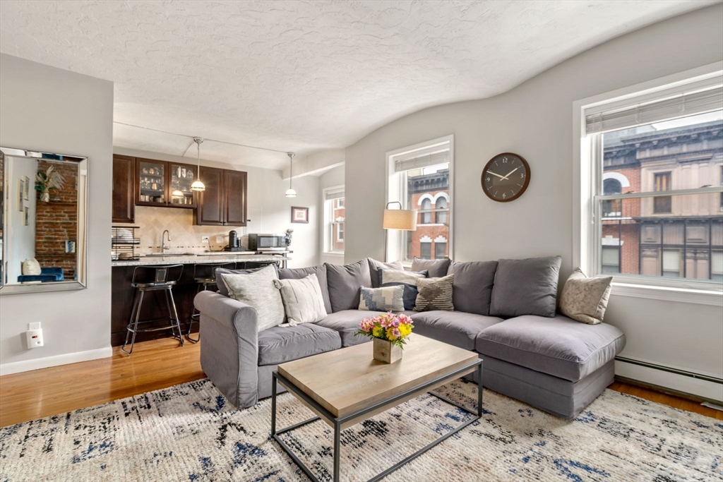 9-15 Battery St, Boston, Massachusetts, 2 Bedrooms Bedrooms, 4 Rooms Rooms,1 BathroomBathrooms,Residential Lease,For Rent,Battery St,73544688