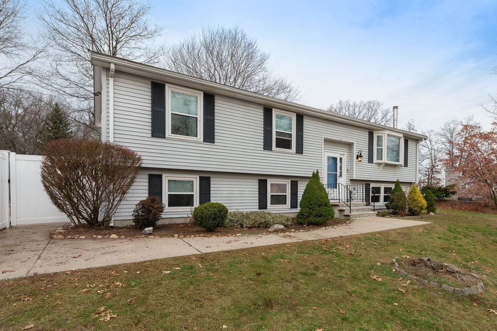 1 E Dexter Ave, Woburn, Massachusetts, 4 Bedrooms Bedrooms, 9 Rooms Rooms,2 BathroomsBathrooms,Residential Lease,For Rent,E Dexter Ave,73544705