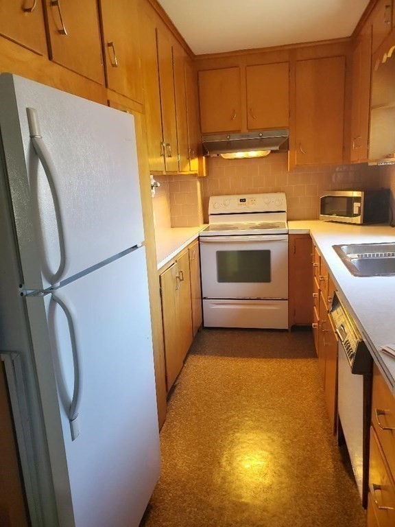 547 Robeson Street, Fall River, Massachusetts, 3 Bedrooms Bedrooms, 5 Rooms Rooms,1 BathroomBathrooms,Residential Lease,For Rent,Robeson Street,73544715