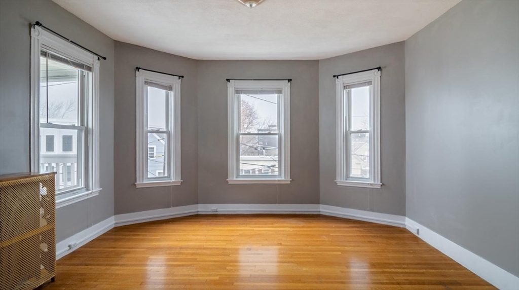 106 Beacon St, Somerville, Massachusetts, 4 Bedrooms Bedrooms, 6 Rooms Rooms,1 BathroomBathrooms,Residential Lease,For Rent,Beacon St,73544733