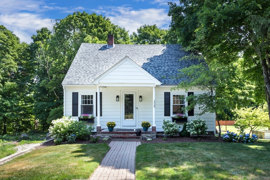 208 S Main St, Hopedale, Massachusetts, 2 Bedrooms Bedrooms, 6 Rooms Rooms,1 BathroomBathrooms,Residential,For Sale,S Main St,73544834
