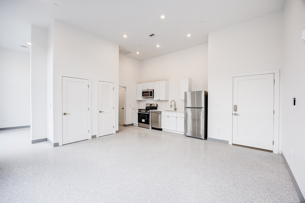 80 Middlesex St, Lowell, Massachusetts, 2 Rooms Rooms,1 BathroomBathrooms,Residential Lease,For Rent,Middlesex St,73544865