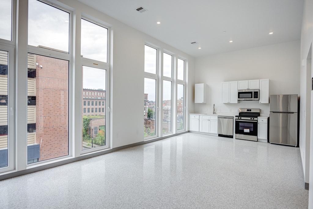 80 Middlesex St, Lowell, Massachusetts, 1 Bedroom Bedrooms, 3 Rooms Rooms,1 BathroomBathrooms,Residential Lease,For Rent,Middlesex St,73544862