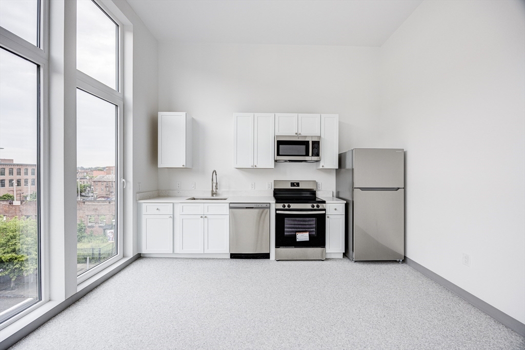 80 Middlesex St, Lowell, Massachusetts, 1 Bedroom Bedrooms, 3 Rooms Rooms,1 BathroomBathrooms,Residential Lease,For Rent,Middlesex St,73544861