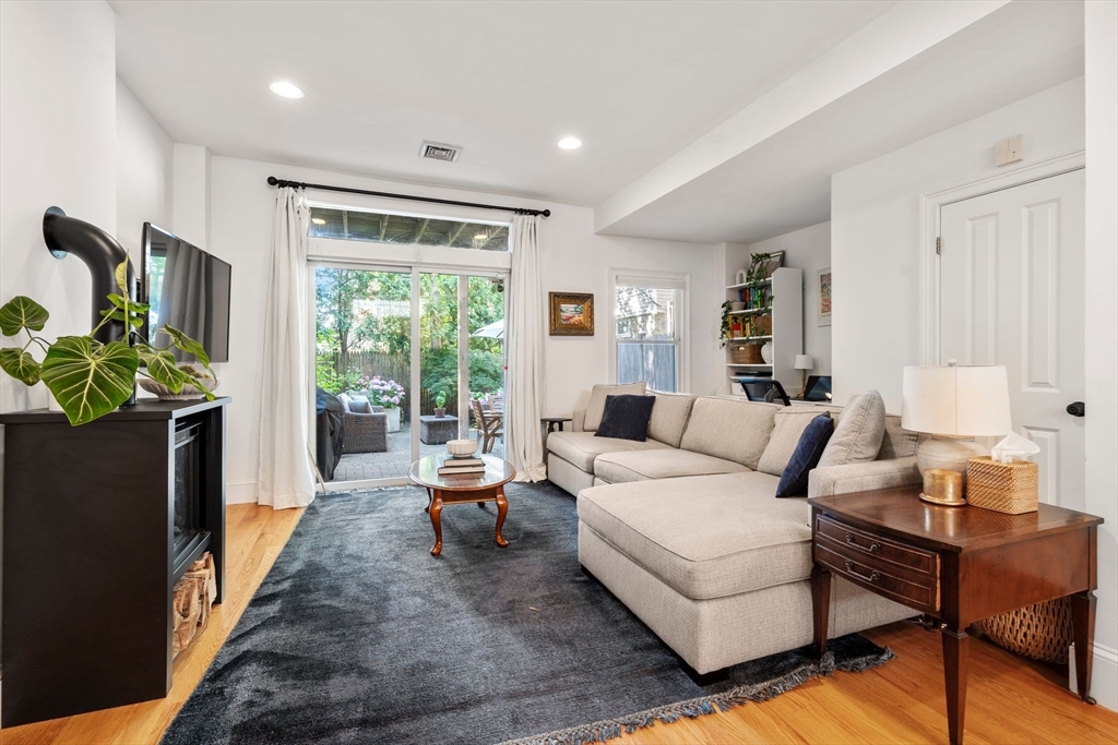 509 E 8th Street, Boston, Massachusetts, 2 Bedrooms Bedrooms, 4 Rooms Rooms,1.5 BathroomsBathrooms,Residential Lease,For Rent,E 8th Street,73545010