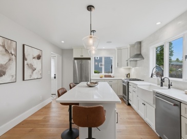 6 Everett Street, Stoneham, Massachusetts, 4 Bedrooms Bedrooms, 6 Rooms Rooms,2.5 BathroomsBathrooms,Residential,For Sale,Everett Street,73471924