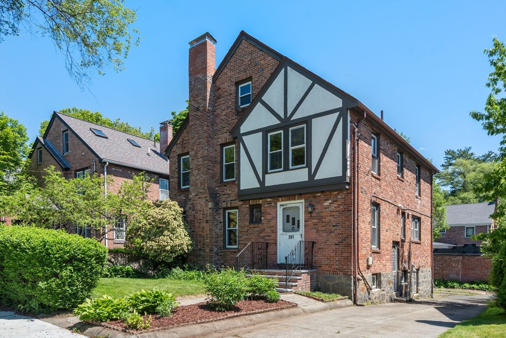 261 Russett Rd, Brookline, Massachusetts, 5 Bedrooms Bedrooms, 10 Rooms Rooms,2.5 BathroomsBathrooms,Residential,For Sale,Russett Rd,73529111
