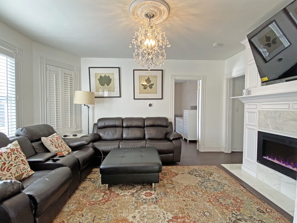 132 Myrtle St, Waltham, Massachusetts, 2 Bedrooms Bedrooms, 4 Rooms Rooms,1 BathroomBathrooms,Residential Lease,For Rent,Myrtle St,73536961