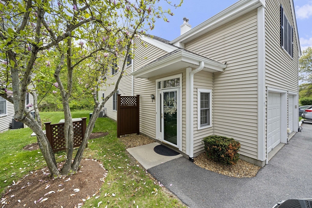 7 Evergreen Circle, Canton, Massachusetts, 2 Bedrooms Bedrooms, 6 Rooms Rooms,2 BathroomsBathrooms,Residential,For Sale,Evergreen Circle,73518659