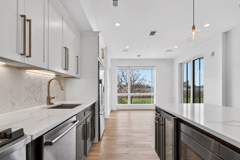 946 Saratoga Street, Boston, Massachusetts, 2 Bedrooms Bedrooms, 5 Rooms Rooms,2 BathroomsBathrooms,Residential,For Sale,Saratoga Street,73545116