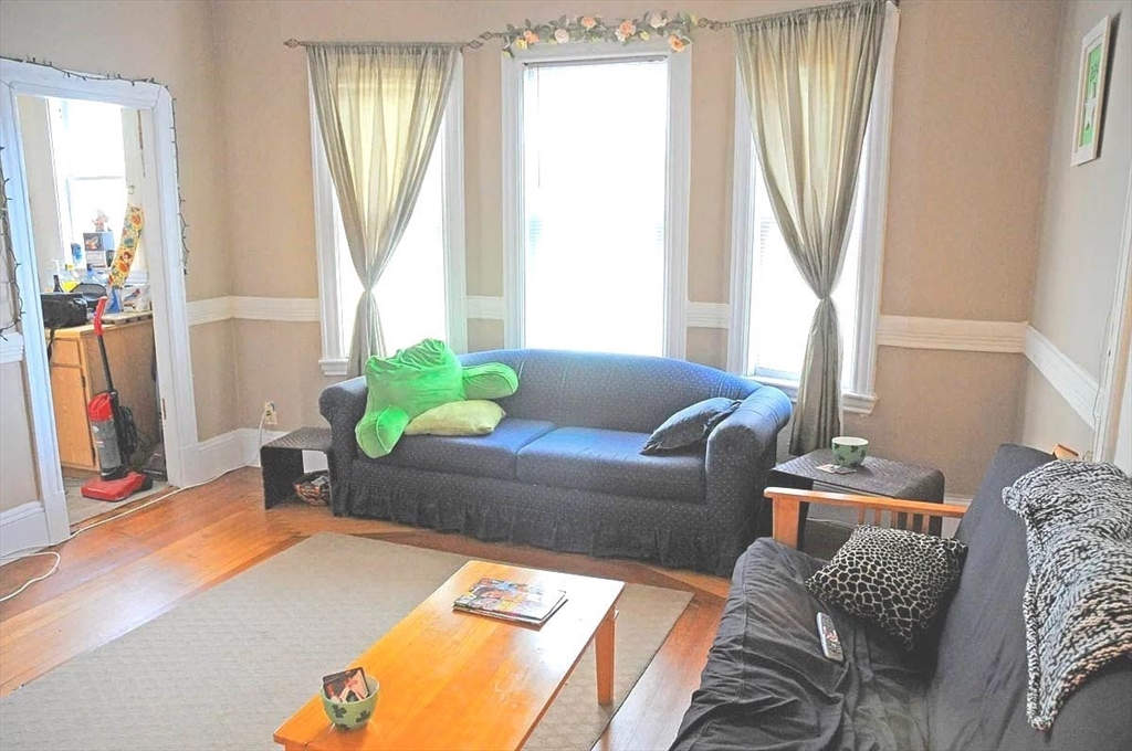 539 Washington St, Boston, Massachusetts, 3 Bedrooms Bedrooms, 5 Rooms Rooms,1 BathroomBathrooms,Residential Lease,For Rent,Washington St,73545196