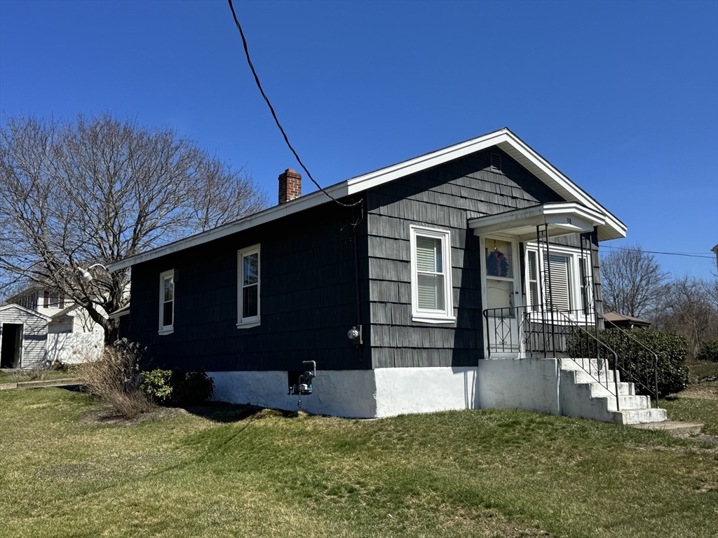 38 Thrasher St, Taunton, Massachusetts, 2 Bedrooms Bedrooms, 4 Rooms Rooms,1 BathroomBathrooms,Residential,For Sale,Thrasher St,73545256