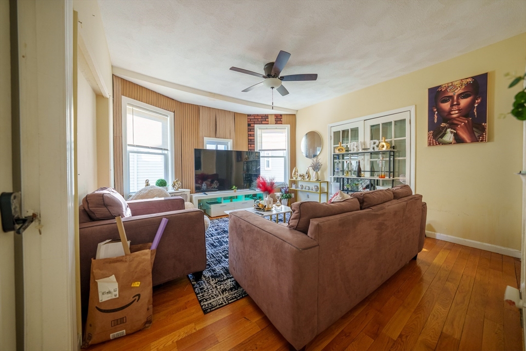 41 Derby St, Somerville, Massachusetts, 3 Bedrooms Bedrooms, 5 Rooms Rooms,2 BathroomsBathrooms,Residential,For Sale,Derby St,73484013