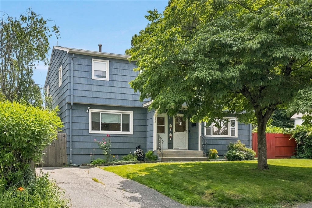 633 E Merrimack St, Lowell, Massachusetts, 3 Bedrooms Bedrooms, 7 Rooms Rooms,2 BathroomsBathrooms,Residential,For Sale,E Merrimack St,73545278