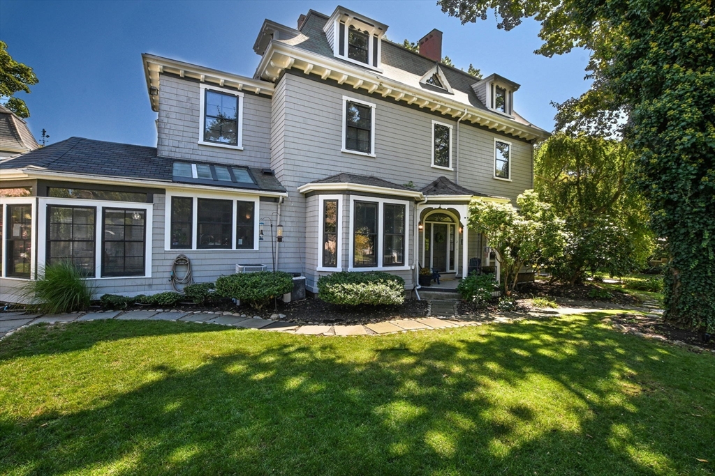 49 Hawthorn St, New Bedford, Massachusetts, 9 Bedrooms Bedrooms, 18 Rooms Rooms,6 BathroomsBathrooms,Residential,For Sale,Hawthorn St,73545282
