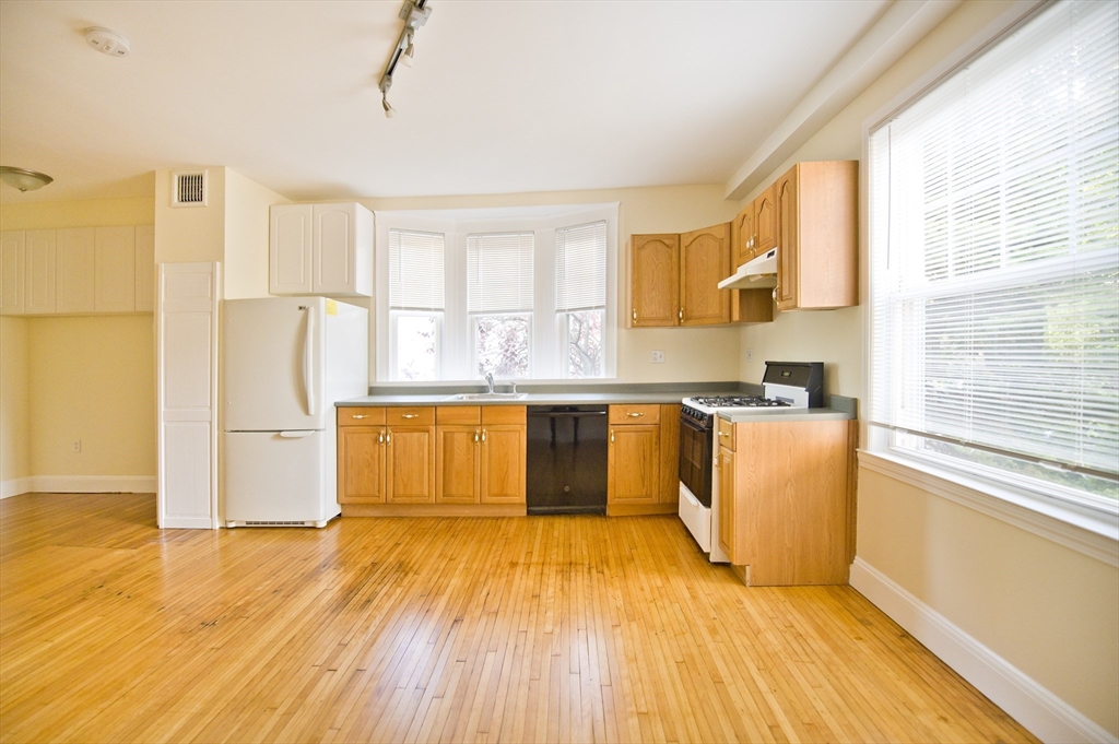 35 Pleasant St, Boston, Massachusetts, 1 Bedroom Bedrooms, 3 Rooms Rooms,1 BathroomBathrooms,Residential Lease,For Rent,Pleasant St,73545322