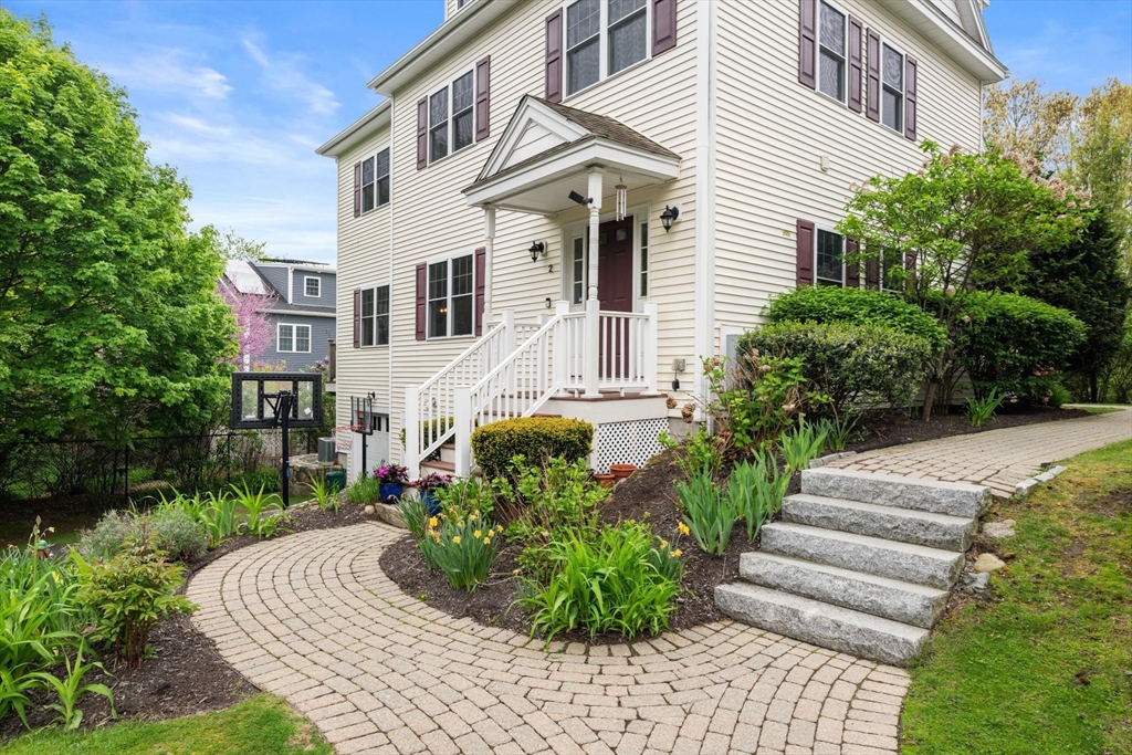 2 Summer Hill Cir, Arlington, Massachusetts, 4 Bedrooms Bedrooms, 9 Rooms Rooms,2.5 BathroomsBathrooms,Residential Lease,For Rent,Summer Hill Cir,73521087