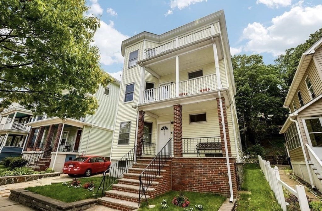 558 Washington St, Boston, Massachusetts, 4 Bedrooms Bedrooms, 6 Rooms Rooms,1.5 BathroomsBathrooms,Residential Lease,For Rent,Washington St,73545578