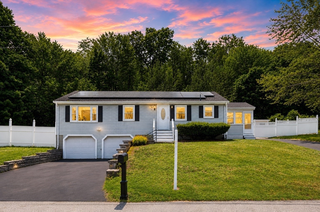 95 Lillian Ter, Dracut, Massachusetts, 4 Bedrooms Bedrooms, 6 Rooms Rooms,2.5 BathroomsBathrooms,Residential,For Sale,Lillian Ter,73545612