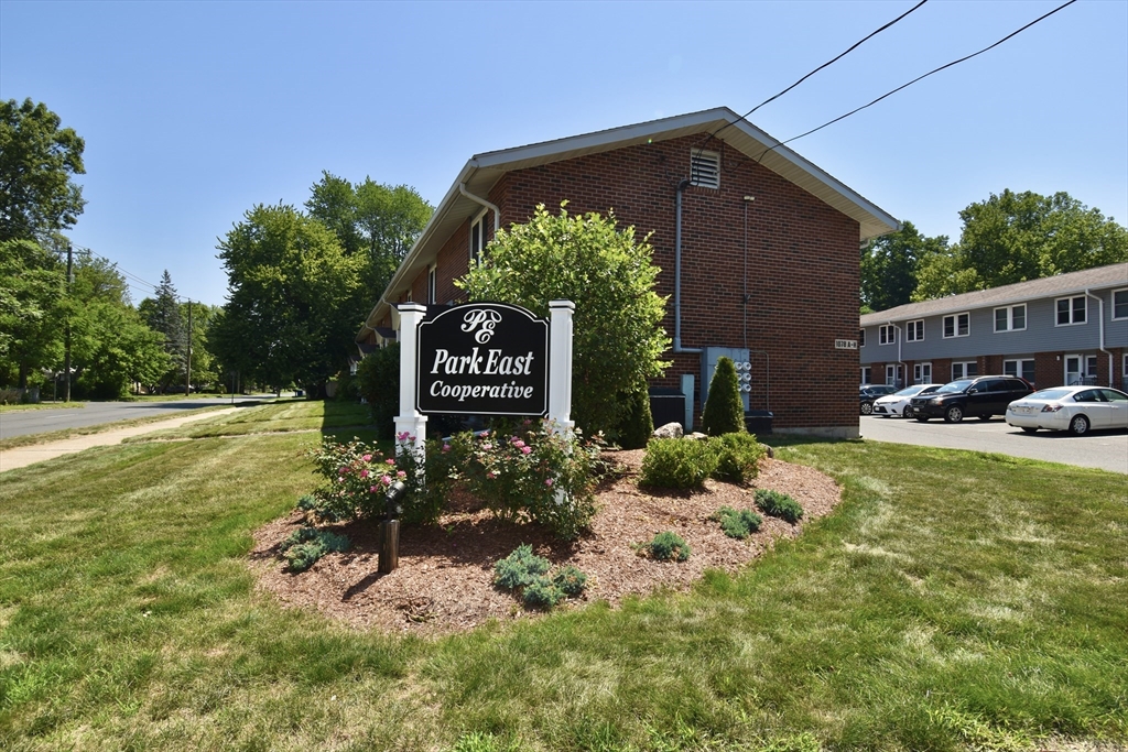 12 Manor Court, Springfield, Massachusetts, 2 Bedrooms Bedrooms, 4 Rooms Rooms,1 BathroomBathrooms,Residential,For Sale,Manor Court,73545631