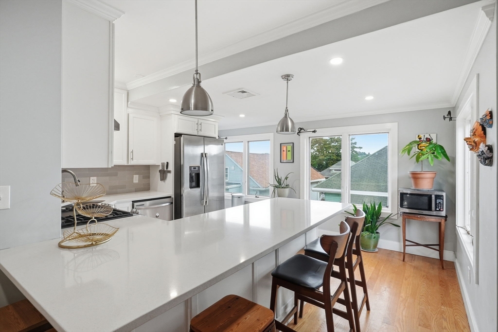 19 Wright Ave., Medford, Massachusetts, 2 Bedrooms Bedrooms, 5 Rooms Rooms,2 BathroomsBathrooms,Residential,For Sale,Wright Ave.,73545526