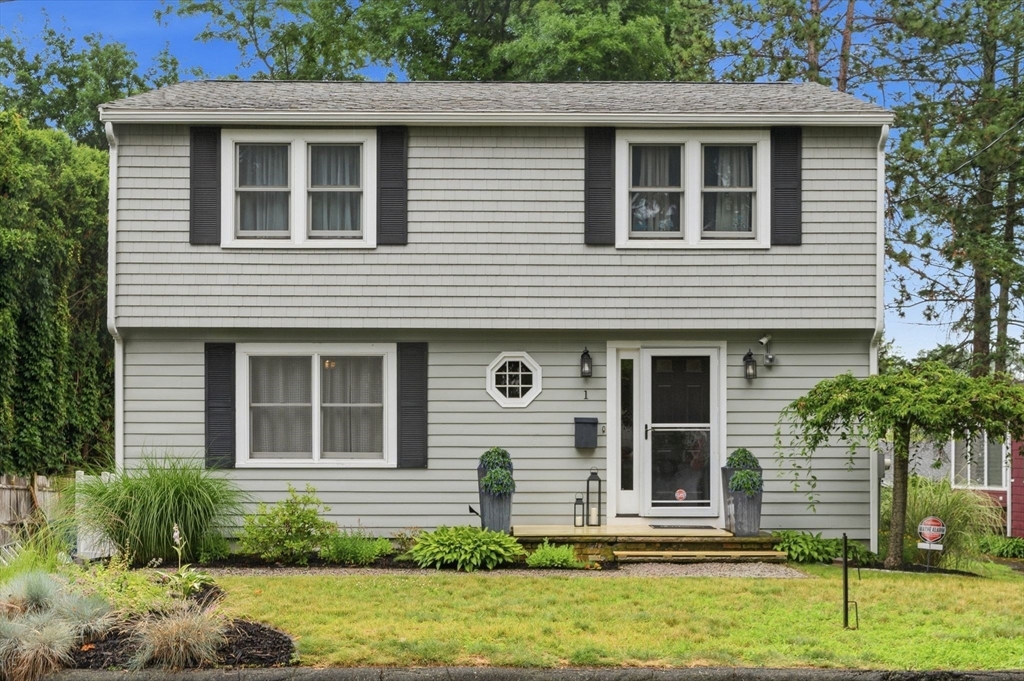 1 Johns Rd, Marblehead, Massachusetts, 3 Bedrooms Bedrooms, 7 Rooms Rooms,2 BathroomsBathrooms,Residential,For Sale,Johns Rd,73543006