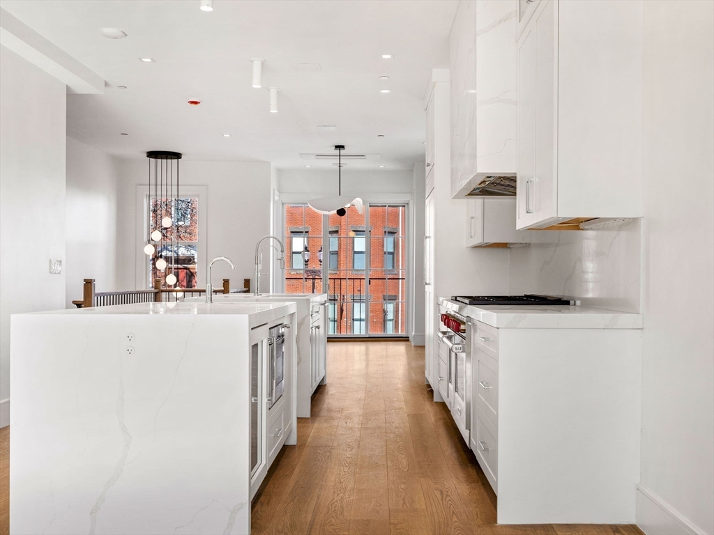 561 East Broadway, Boston, Massachusetts, 3 Bedrooms Bedrooms, 6 Rooms Rooms,3.5 BathroomsBathrooms,Residential,For Sale,East Broadway,73545654