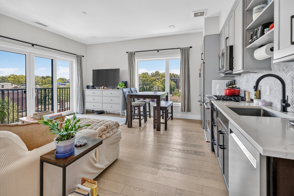 287 Maverick St, Boston, Massachusetts, 2 Bedrooms Bedrooms, 3 Rooms Rooms,1 BathroomBathrooms,Residential,For Sale,Maverick St,73545687