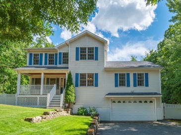35 Brentwood Rd, Woburn, Massachusetts, 3 Bedrooms Bedrooms, 7 Rooms Rooms,3.5 BathroomsBathrooms,Residential,For Sale,Brentwood Rd,73545470
