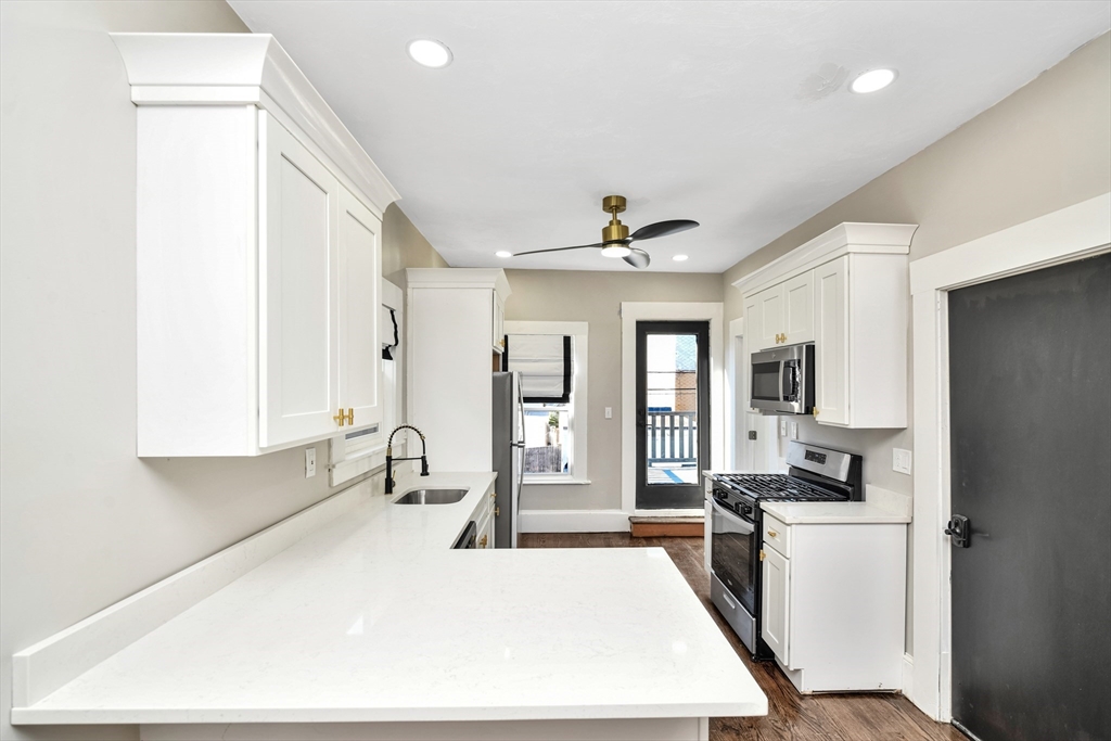 16 Carson St, Boston, Massachusetts, 1 Bedroom Bedrooms, 3 Rooms Rooms,1 BathroomBathrooms,Residential Lease,For Rent,Carson St,73545704
