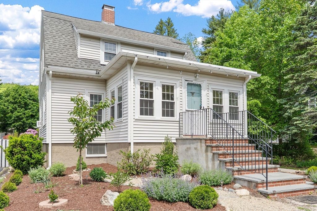 74 Galen St, Waltham, Massachusetts, 2 Bedrooms Bedrooms, 7 Rooms Rooms,1.5 BathroomsBathrooms,Residential,For Sale,Galen St,73528023