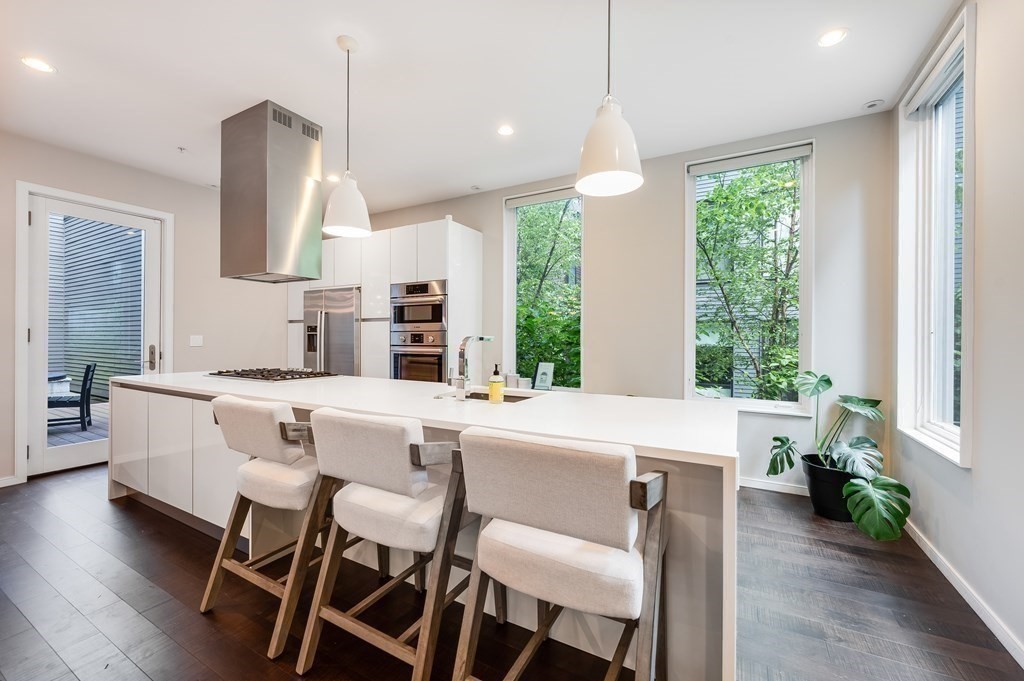 14 I Street, Boston, Massachusetts, 2 Bedrooms Bedrooms, 5 Rooms Rooms,2 BathroomsBathrooms,Residential Lease,For Rent,I Street,73543467
