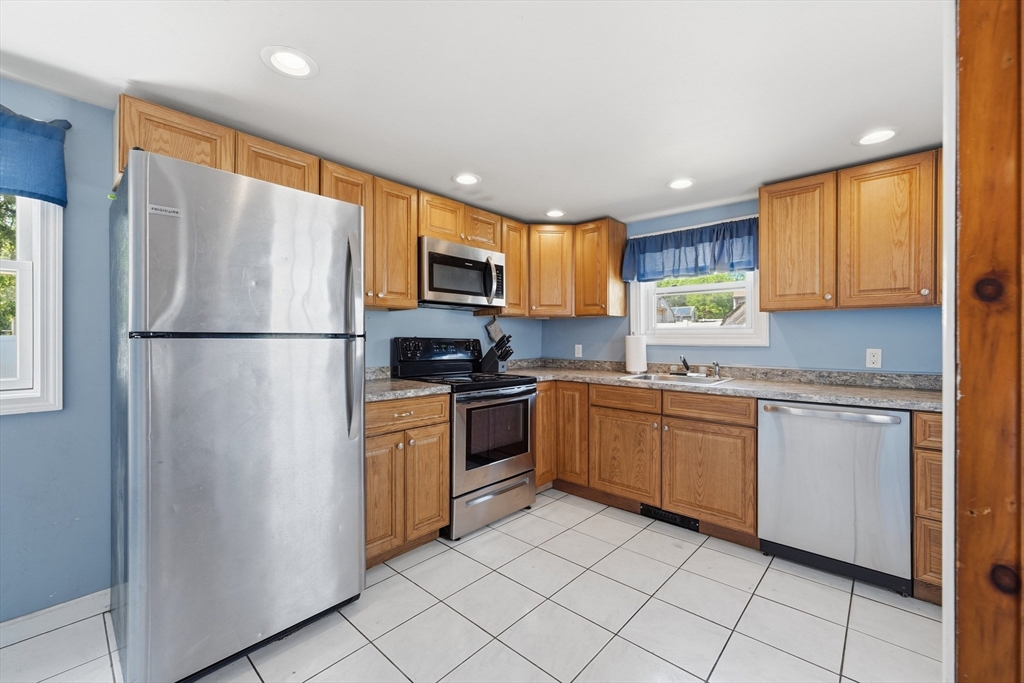 762 Merrimack Ave, Dracut, Massachusetts, 2 Bedrooms Bedrooms, 5 Rooms Rooms,1 BathroomBathrooms,Residential,For Sale,Merrimack Ave,73524842