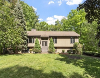 4 Douglas Avenue, Wilmington, Massachusetts, 4 Bedrooms Bedrooms, 10 Rooms Rooms,3 BathroomsBathrooms,Residential,For Sale,Douglas Avenue,73525250