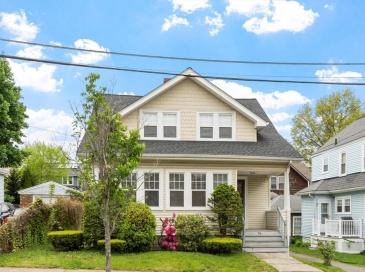 76 Lynde Ave, Melrose, Massachusetts, 3 Bedrooms Bedrooms, 8 Rooms Rooms,1.5 BathroomsBathrooms,Residential Lease,For Rent,Lynde Ave,73524904
