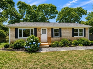 82 Pennsylvania Avenue, Oak Bluffs, Massachusetts, 3 Bedrooms Bedrooms, 6 Rooms Rooms,1.5 BathroomsBathrooms,Residential,For Sale,Pennsylvania Avenue,73545719