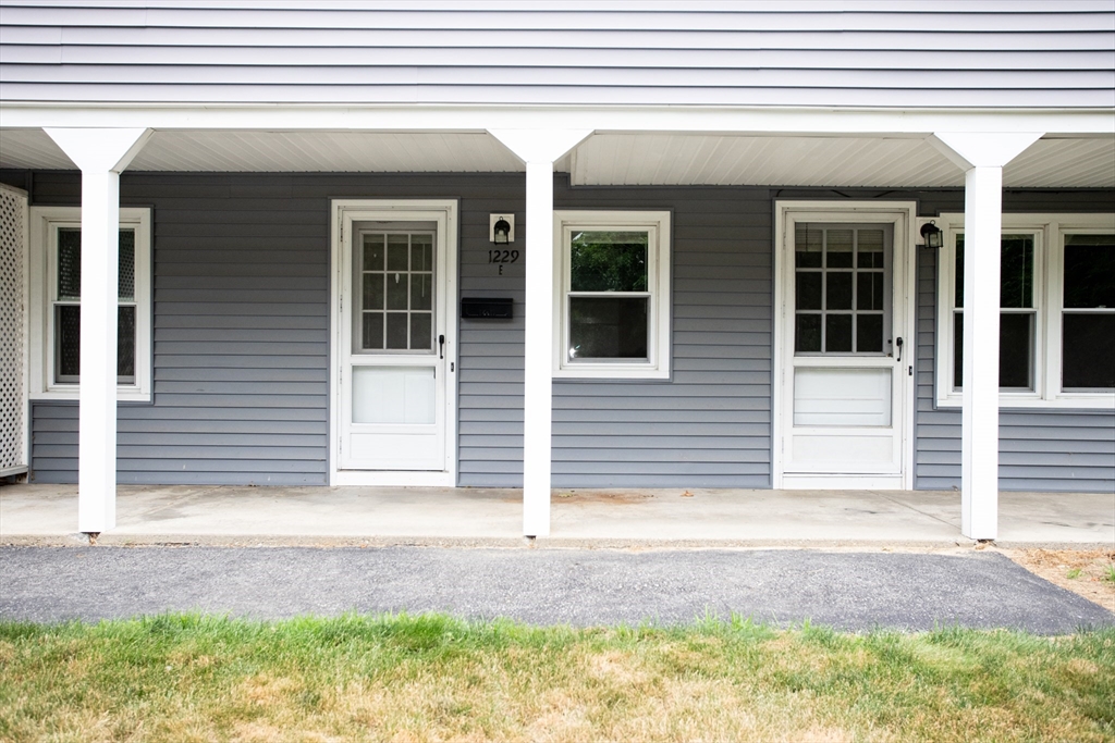 1229 Main St, Holden, Massachusetts, 2 Bedrooms Bedrooms, 2 Rooms Rooms,1 BathroomBathrooms,Residential Lease,For Rent,Main St,73545955