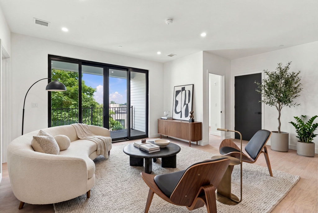22 High Street, Boston, Massachusetts, 2 Bedrooms Bedrooms, 5 Rooms Rooms,2 BathroomsBathrooms,Residential,For Sale,High Street,73545962