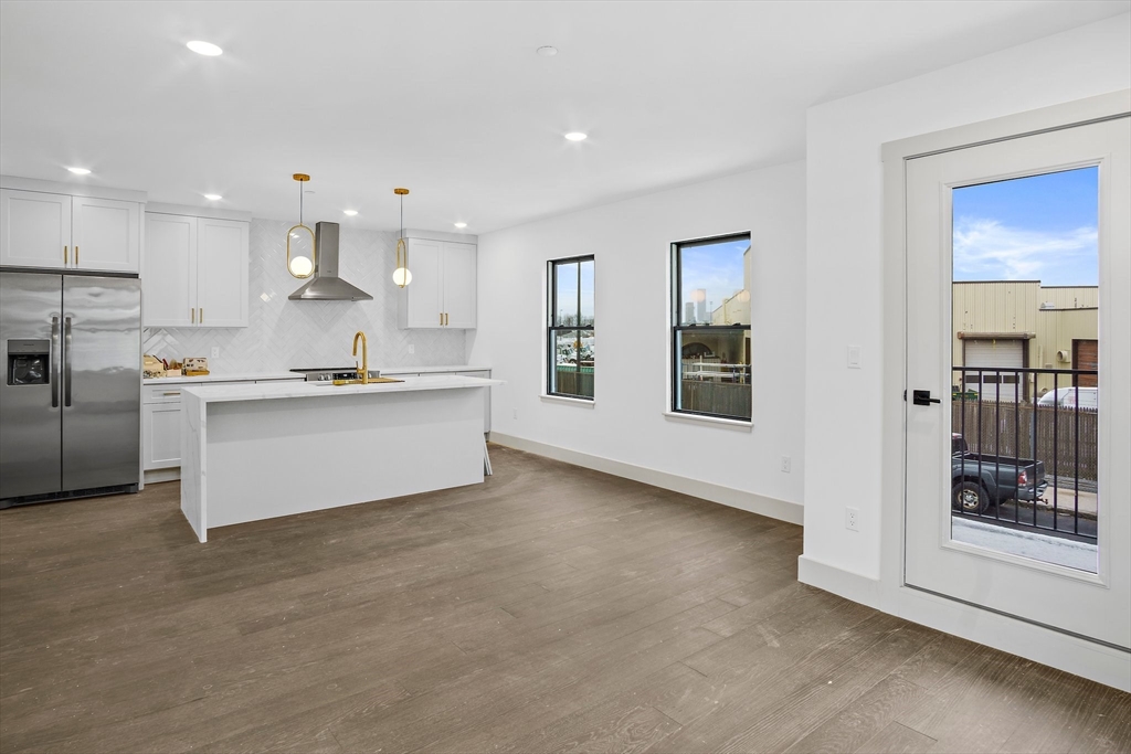 127 E Cottage St, Boston, Massachusetts, 2 Bedrooms Bedrooms, 3 Rooms Rooms,2 BathroomsBathrooms,Residential,For Sale,E Cottage St,73545974
