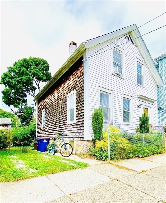 141 Ash Street, New Bedford, Massachusetts, 2 Bedrooms Bedrooms, 7 Rooms Rooms,1 BathroomBathrooms,Residential,For Sale,Ash Street,73546083