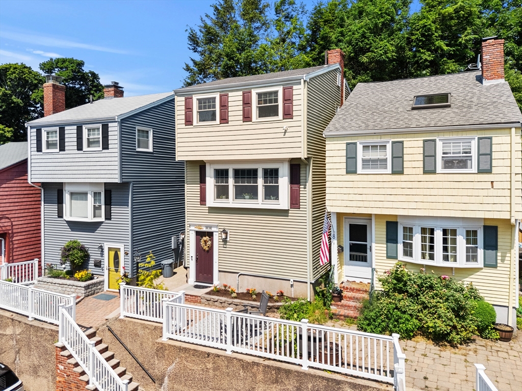 6 Colonial Court, Marblehead, Massachusetts, 2 Bedrooms Bedrooms, 5 Rooms Rooms,1.5 BathroomsBathrooms,Residential,For Sale,Colonial Court,73546046
