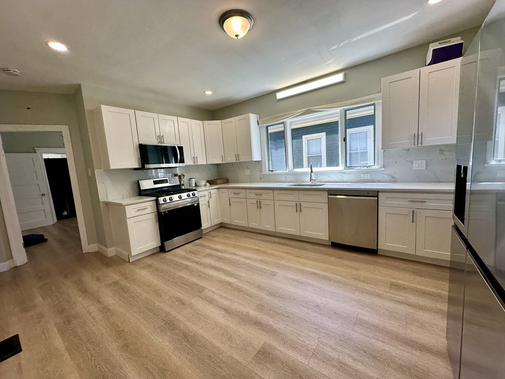 18 Bromfield, Somerville, Massachusetts, 5 Bedrooms Bedrooms, 10 Rooms Rooms,2 BathroomsBathrooms,Residential Lease,For Rent,Bromfield,73532970