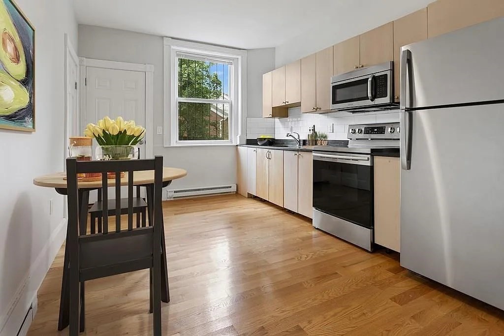 14 Lyndhurst, Boston, Massachusetts, 2 Bedrooms Bedrooms, 3 Rooms Rooms,1 BathroomBathrooms,Residential Lease,For Rent,Lyndhurst,73514840