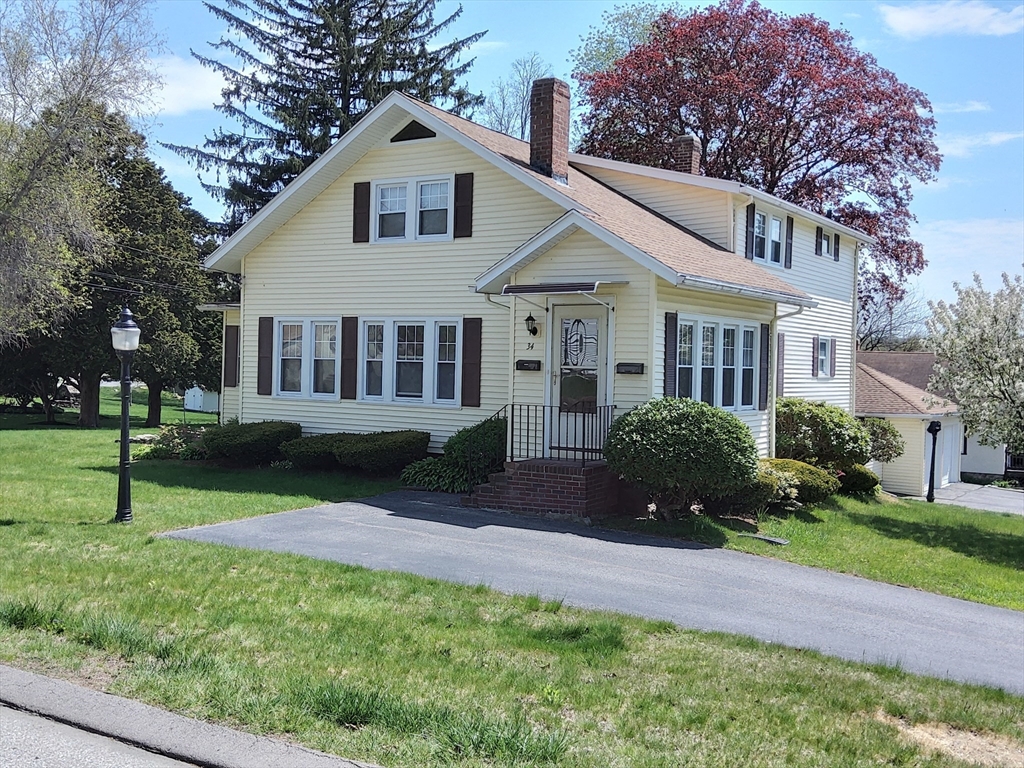 32-34 Elm St, Shrewsbury, Massachusetts, 5 Bedrooms Bedrooms, 11 Rooms Rooms,2 BathroomsBathrooms,Residential Income,For Sale,Elm St,73514732