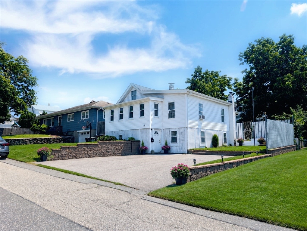 18 Glenwood St, North Andover, Massachusetts, 2 Bedrooms Bedrooms, 5 Rooms Rooms,2 BathroomsBathrooms,Residential,For Sale,Glenwood St,73546360