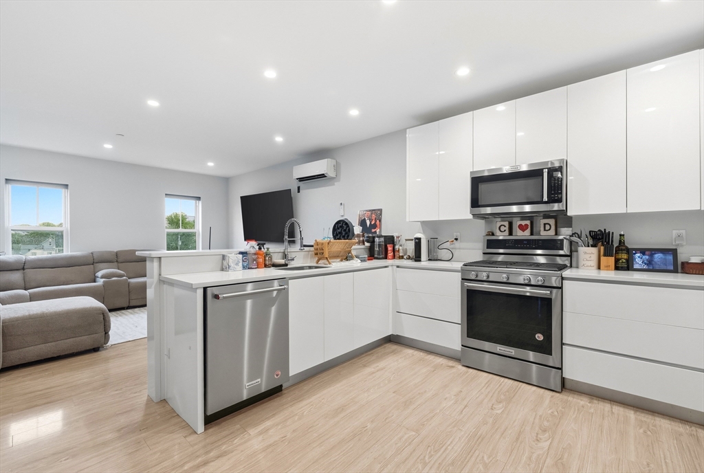 145 Newbury Avenue, Quincy, Massachusetts, 2 Bedrooms Bedrooms, 4 Rooms Rooms,2 BathroomsBathrooms,Residential Lease,For Rent,Newbury Avenue,73546377