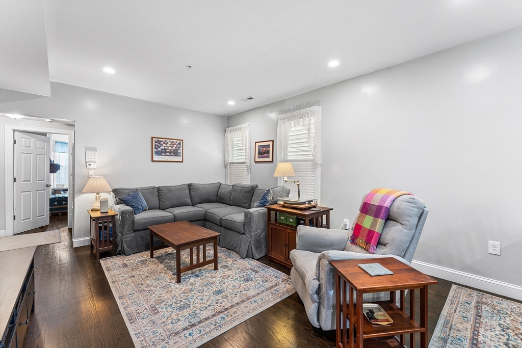 108 Bennington St, Boston, Massachusetts, 2 Bedrooms Bedrooms, 4 Rooms Rooms,1 BathroomBathrooms,Residential,For Sale,Bennington St,73546277