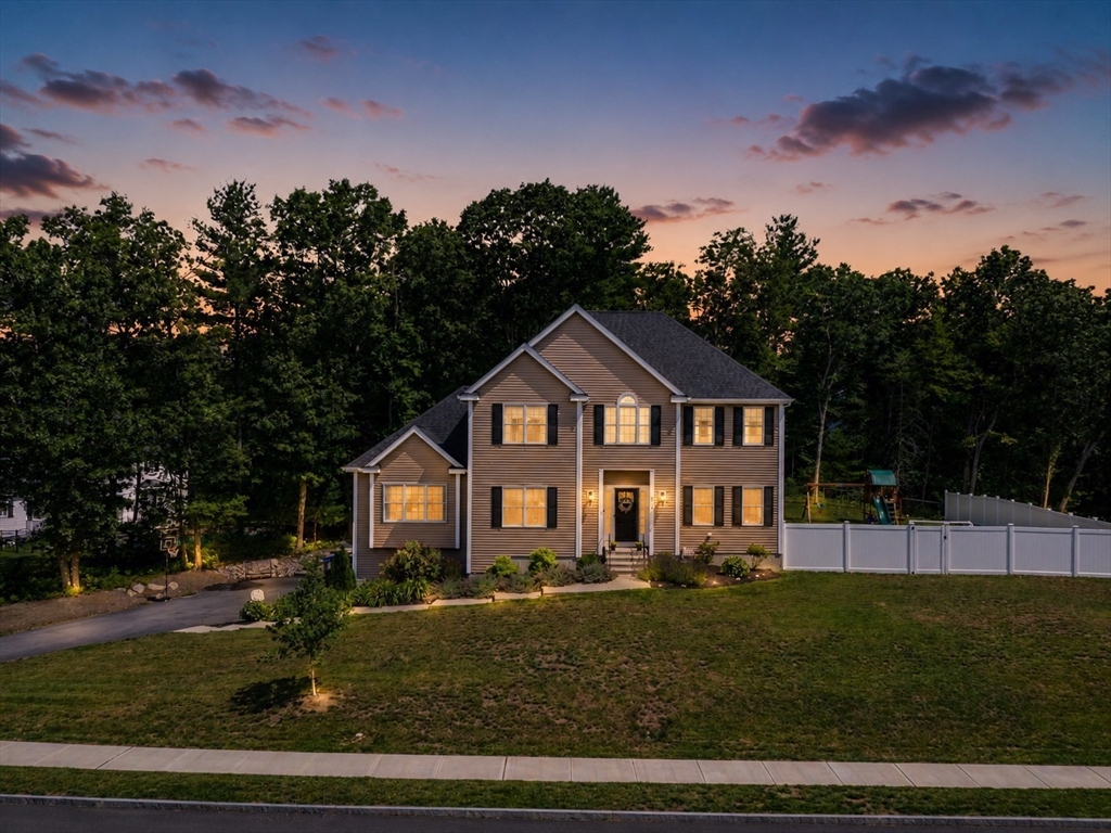 377 Rebecca Rd, Northbridge, Massachusetts, 4 Bedrooms Bedrooms, 8 Rooms Rooms,2.5 BathroomsBathrooms,Residential,For Sale,Rebecca Rd,73546292