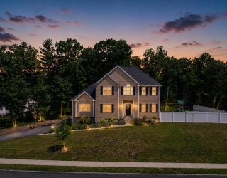 377 Rebecca Rd, Northbridge, Massachusetts, 4 Bedrooms Bedrooms, 8 Rooms Rooms,2.5 BathroomsBathrooms,Residential,For Sale,Rebecca Rd,73546292